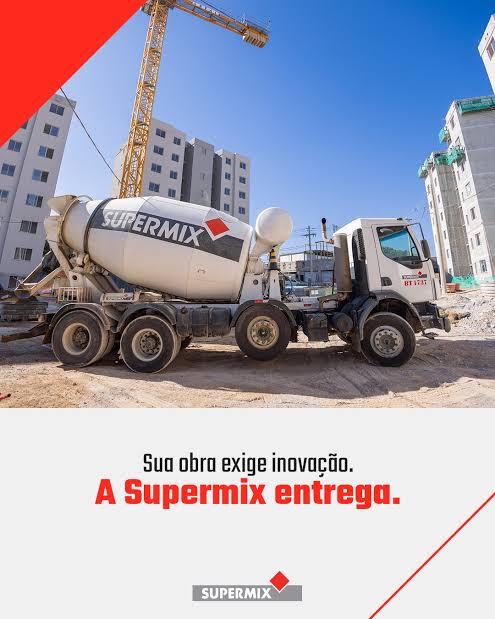 Caminhão betoneira em central de concreto